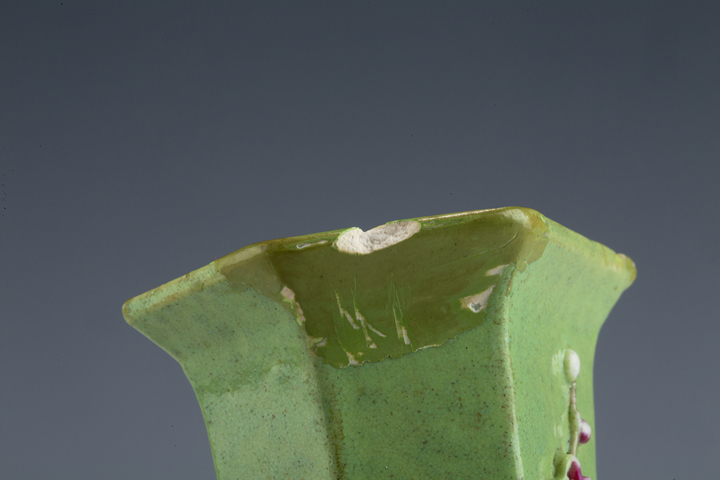 古玩陶瓷清晚·綠地粉彩堆塑梅花紋六方瓶
真品鑒賞圖