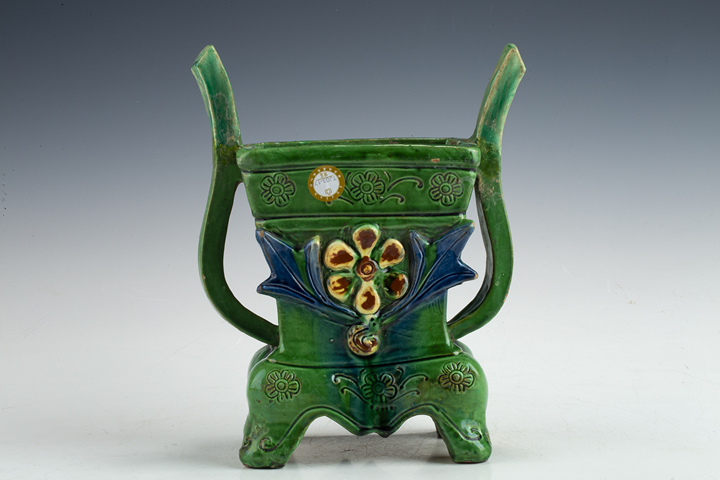 古玩陶瓷清·三彩堆塑花卉紋朝官耳爐真品鑒賞圖