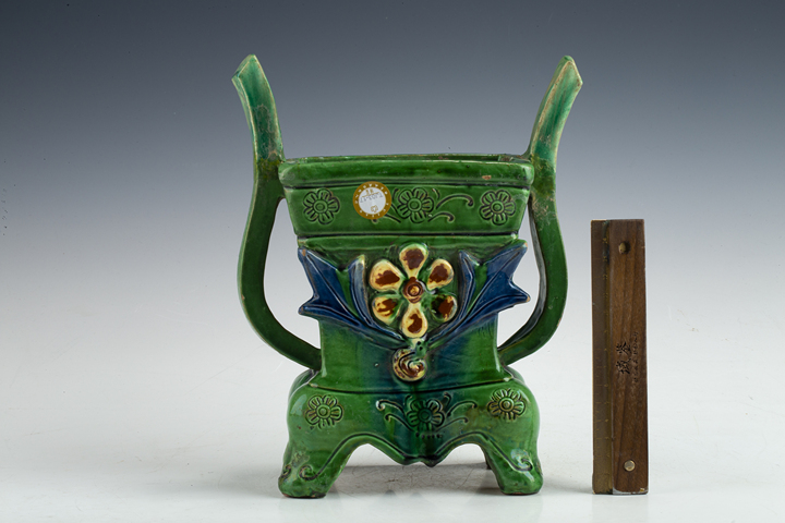 古玩陶瓷清·三彩堆塑花卉紋朝官耳爐真品鑒賞圖