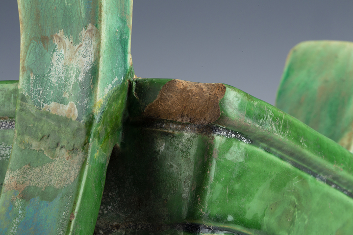 古玩陶瓷清·三彩堆塑花卉紋朝官耳爐真品鑒賞圖