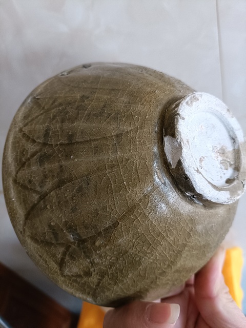 古玩陶瓷龍泉青瓷冰片紋刻蓮瓣碗拍賣，當(dāng)前價(jià)格2800元