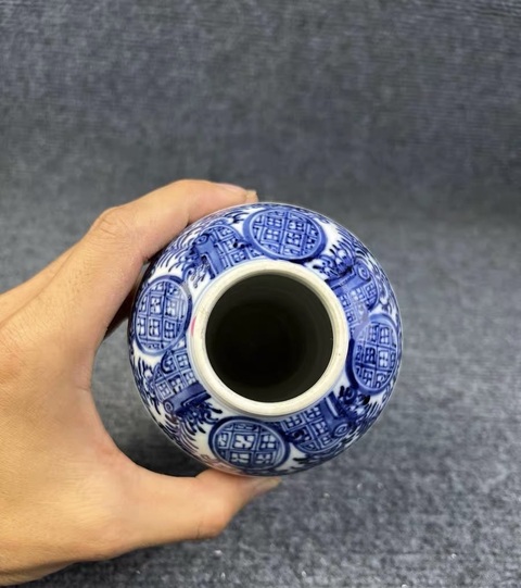 古玩陶瓷人物山水紋青花雞腿瓶真品鑒賞圖