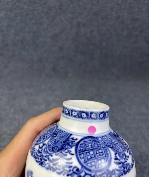 古玩陶瓷人物山水紋青花雞腿瓶真品鑒賞圖