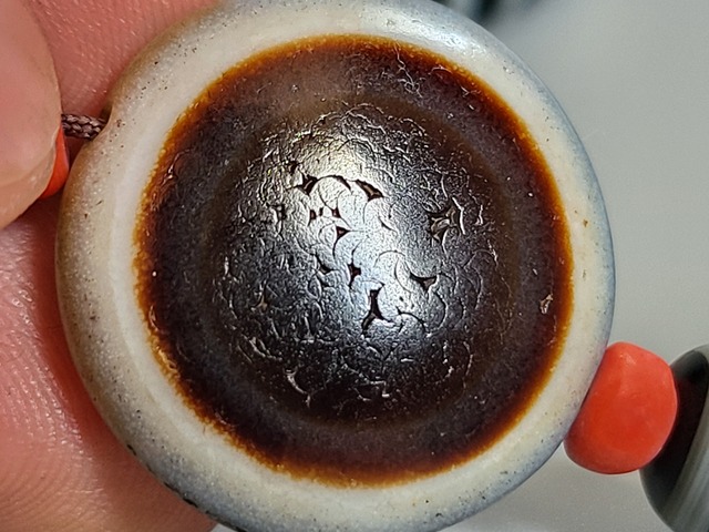 古玩玉器天然紋樣馬眼板珠真品鑒賞圖