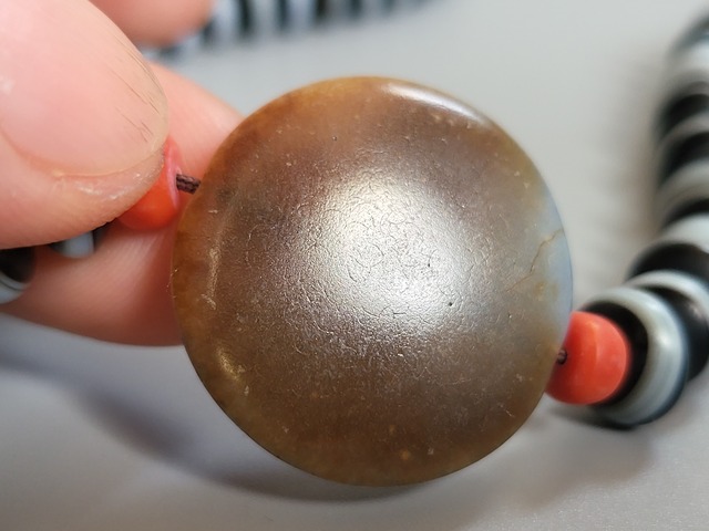 古玩玉器天然紋樣馬眼板珠真品鑒賞圖