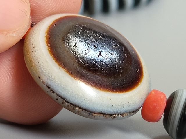 古玩玉器天然紋樣馬眼板珠真品鑒賞圖