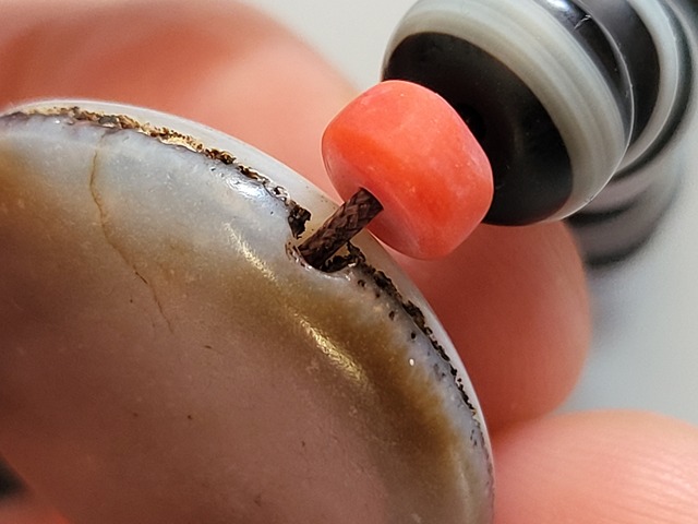 古玩玉器天然紋樣馬眼板珠真品鑒賞圖