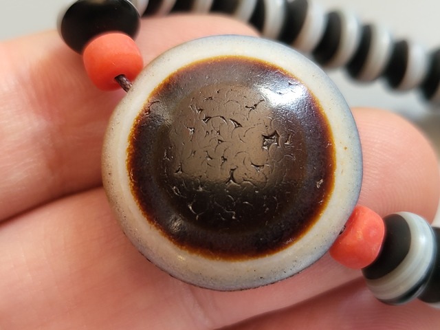 古玩玉器天然紋樣馬眼板珠真品鑒賞圖