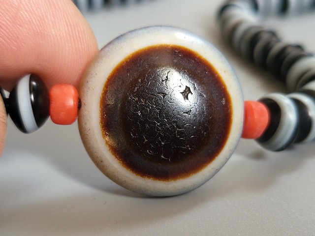 古玩玉器天然紋樣馬眼板珠真品鑒賞圖