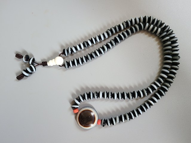 古玩玉器天然紋樣馬眼板珠真品鑒賞圖