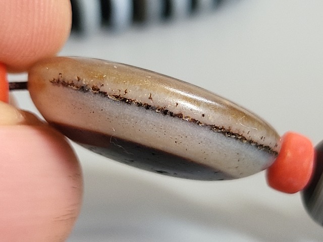 古玩玉器天然紋樣馬眼板珠真品鑒賞圖