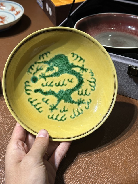 古玩陶瓷清光緒 黃地綠龍紋盤真品鑒賞圖