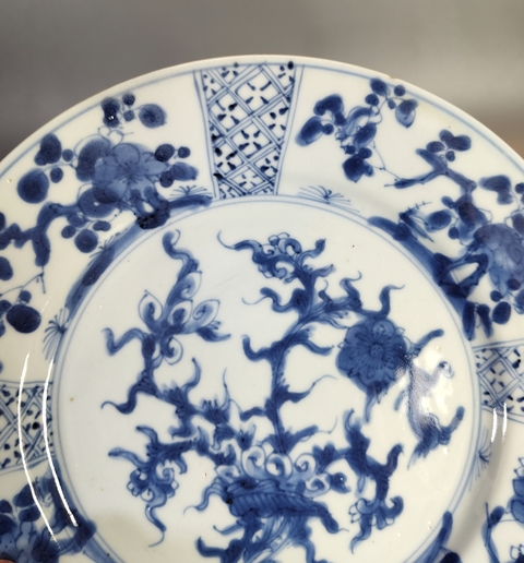 古玩陶瓷青花折枝花卉紋折沿盤真品鑒賞圖