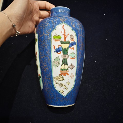 古玩陶瓷灑藍釉開光五彩瓶真品鑒賞圖