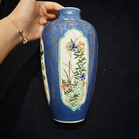 古玩陶瓷灑藍釉開光五彩瓶真品鑒賞圖