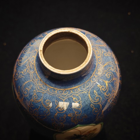 古玩陶瓷灑藍釉開光五彩瓶真品鑒賞圖