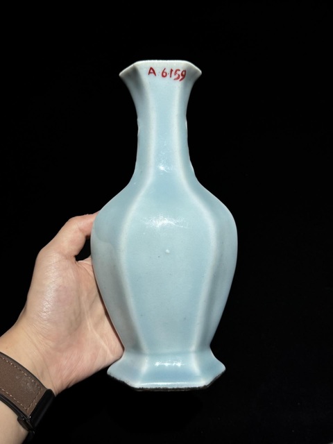 古玩陶瓷天青釉六方瓶真品鑒賞圖