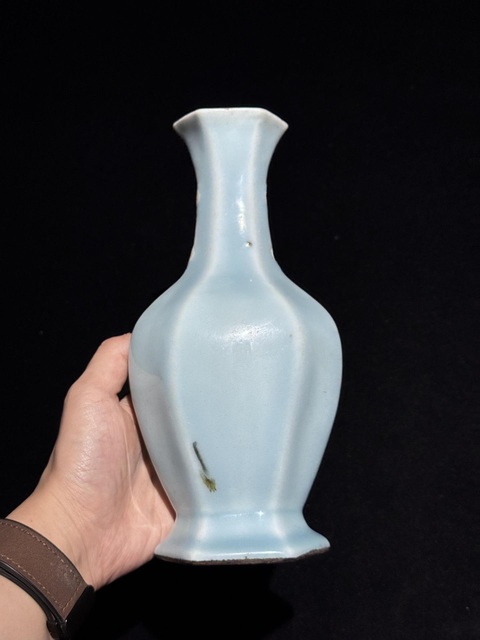 古玩陶瓷天青釉六方瓶真品鑒賞圖