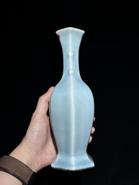 古玩陶瓷天青釉六方瓶真品鑒賞圖