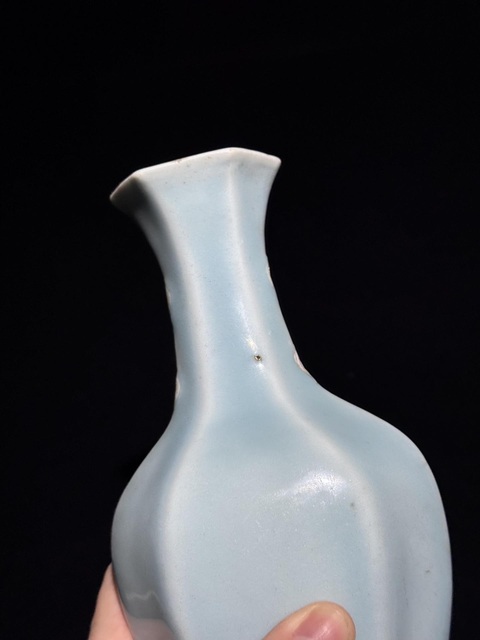 古玩陶瓷天青釉六方瓶真品鑒賞圖