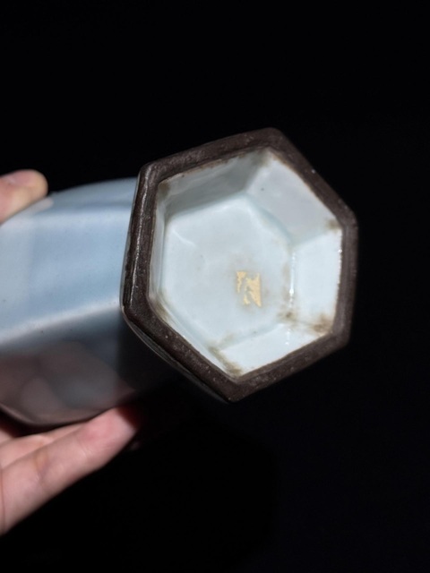 古玩陶瓷天青釉六方瓶真品鑒賞圖
