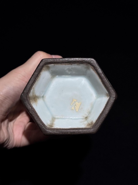 古玩陶瓷天青釉六方瓶真品鑒賞圖