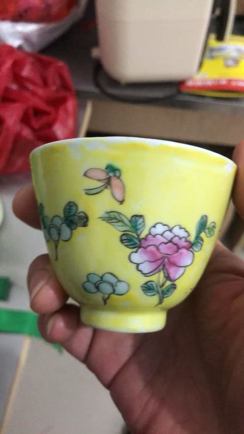古玩陶瓷黃地粉彩花卉紋杯真品鑒賞圖