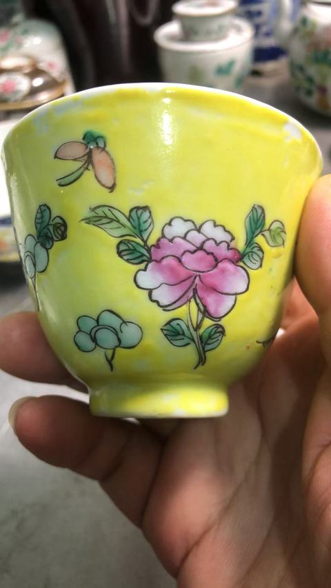 古玩陶瓷黃地粉彩花卉紋杯真品鑒賞圖
