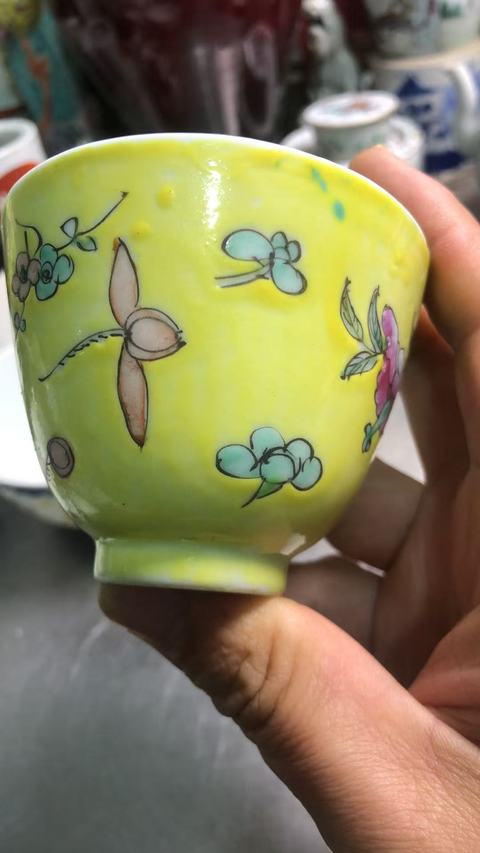 古玩陶瓷黃地粉彩花卉紋杯真品鑒賞圖