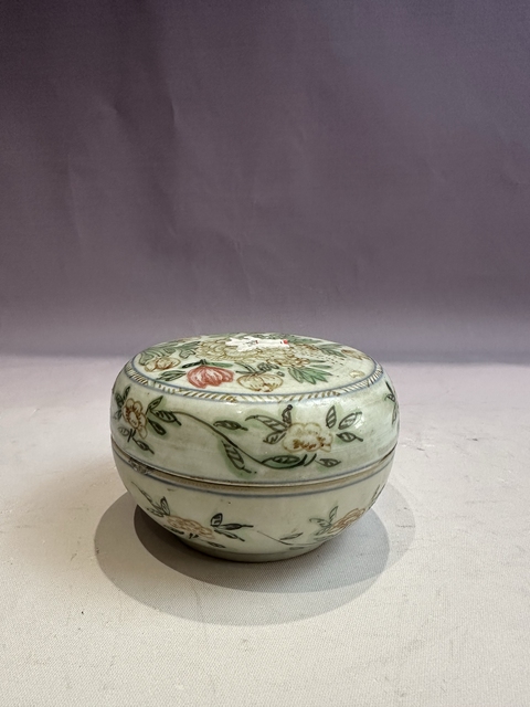 古玩陶瓷青花五彩花卉紋粉盒真品鑒賞圖