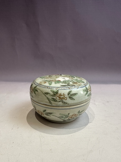 古玩陶瓷青花五彩花卉紋粉盒真品鑒賞圖
