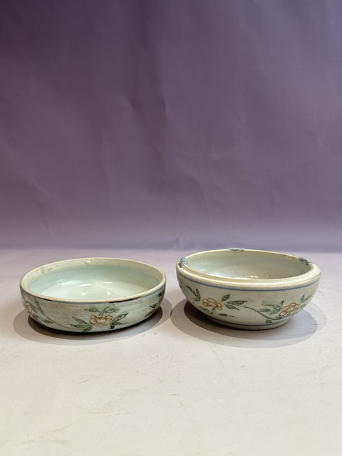 古玩陶瓷青花五彩花卉紋粉盒真品鑒賞圖