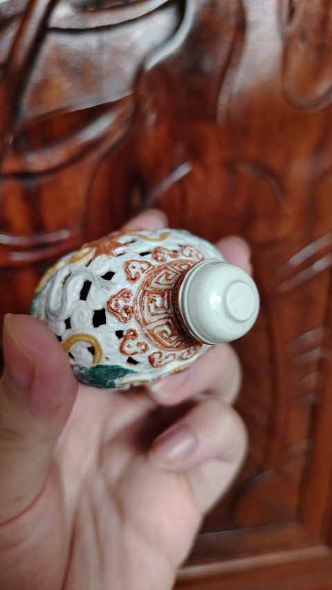 古玩陶瓷雕瓷九獅圖鼻煙壺真品鑒賞圖