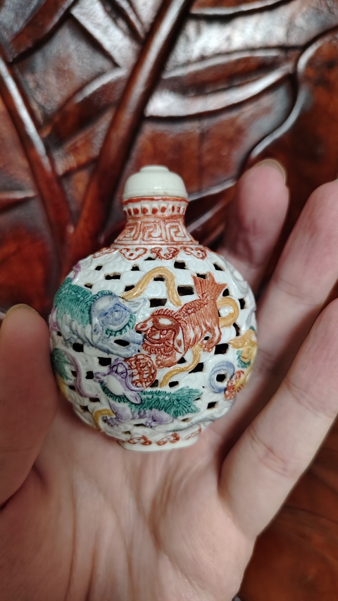 古玩陶瓷雕瓷九獅圖鼻煙壺真品鑒賞圖