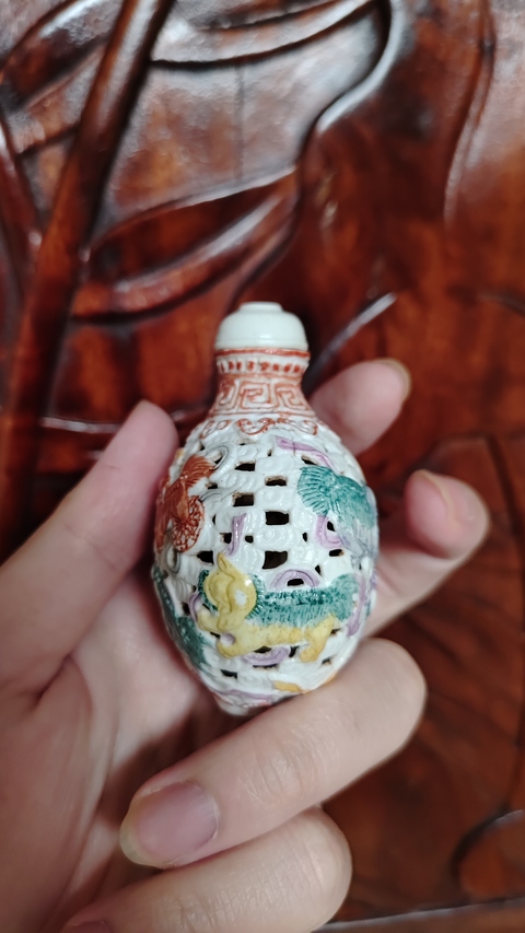 古玩陶瓷雕瓷九獅圖鼻煙壺真品鑒賞圖