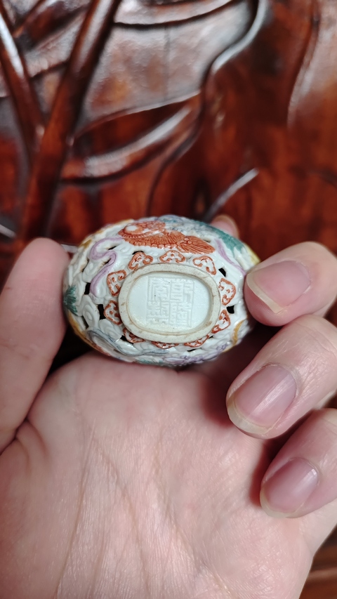 古玩陶瓷雕瓷九獅圖鼻煙壺真品鑒賞圖