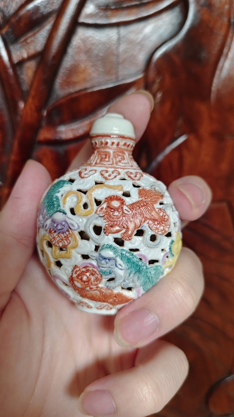 古玩陶瓷雕瓷九獅圖鼻煙壺真品鑒賞圖