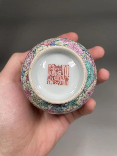 古玩陶瓷花卉紋粉彩杯真品鑒賞圖