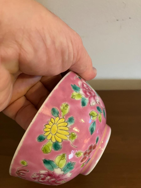 古玩陶瓷胭脂紅粉彩花卉紋茶碗真品鑒賞圖