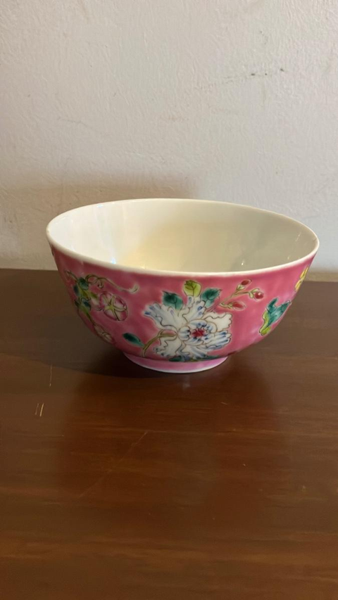 古玩陶瓷胭脂紅粉彩花卉紋茶碗真品鑒賞圖