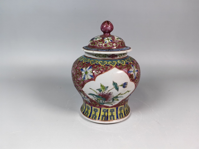 古玩陶瓷民國胭脂紅開窗粉彩花卉紋將軍罐真品鑒賞圖