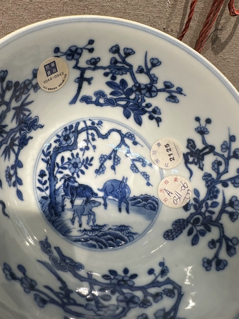 古玩陶瓷內青花外黃底軋道粉彩開光三羊開泰圖善碗真品鑒賞圖