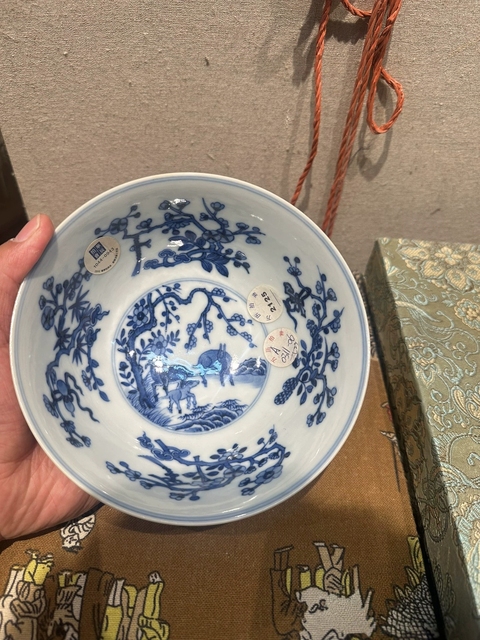 古玩陶瓷內青花外黃底軋道粉彩開光三羊開泰圖善碗真品鑒賞圖