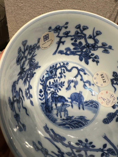 古玩陶瓷內青花外黃底軋道粉彩開光三羊開泰圖善碗真品鑒賞圖