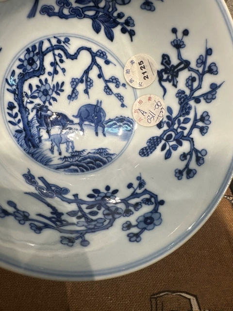 古玩陶瓷內青花外黃底軋道粉彩開光三羊開泰圖善碗真品鑒賞圖