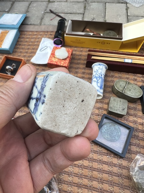 古玩陶瓷青花花卉紋擺件真品鑒賞圖