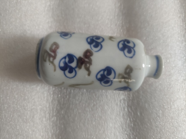 古玩陶瓷青花加紫飄帶繡球獅子紋鼻煙壺真品鑒賞圖