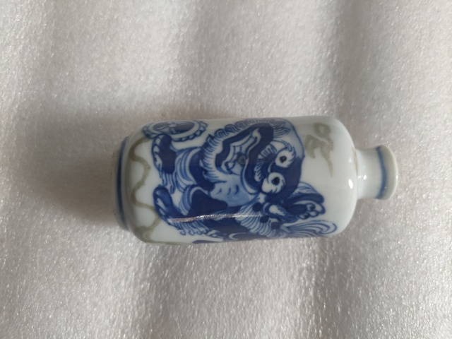 古玩陶瓷青花加紫飄帶繡球獅子紋鼻煙壺真品鑒賞圖