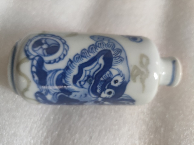 古玩陶瓷青花加紫飄帶繡球獅子紋鼻煙壺真品鑒賞圖