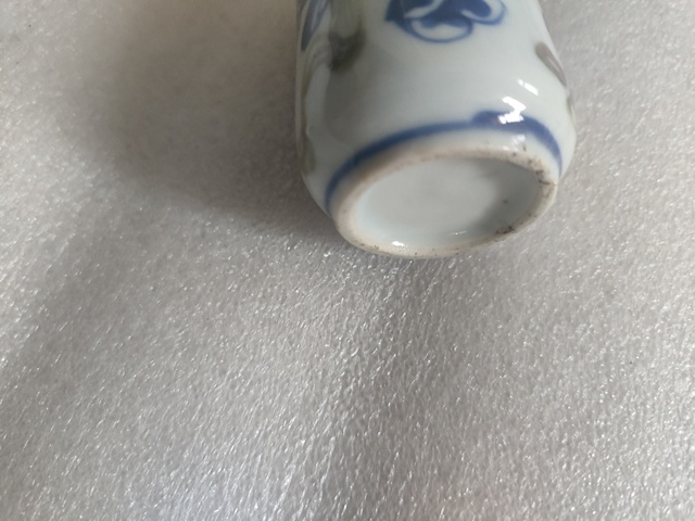 古玩陶瓷青花加紫飄帶繡球獅子紋鼻煙壺真品鑒賞圖